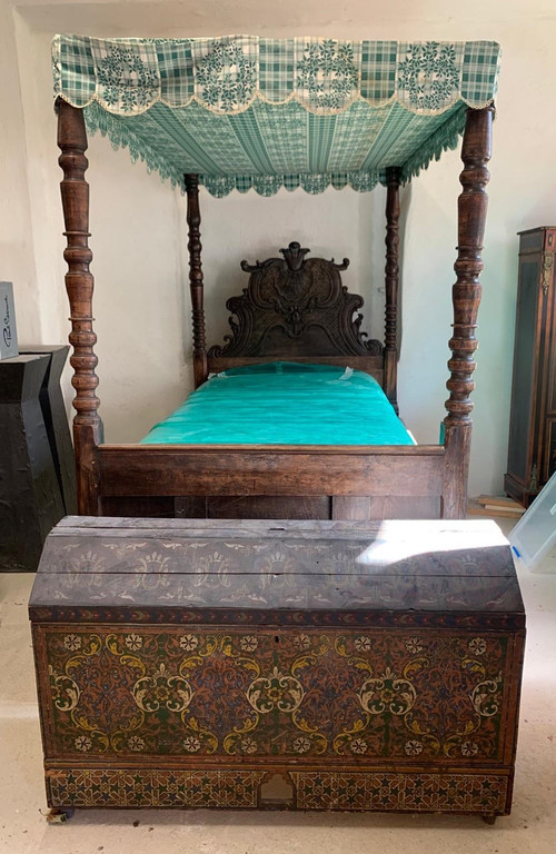 18th century canopy bed