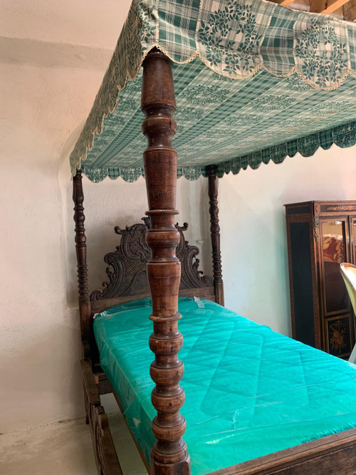 18th century canopy bed