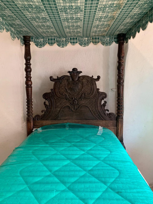 18th century canopy bed