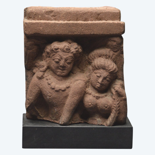 India, periodo medievale, X-XII secolo, Busto di Shiva e Parvati, pietra arenaria rossa