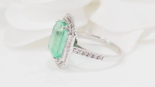 Double-encircled ring in white gold, certified Colombian emerald and diamonds