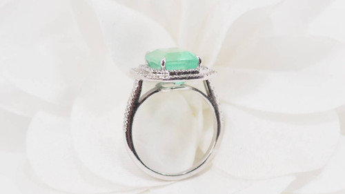 Double-encircled ring in white gold, certified Colombian emerald and diamonds