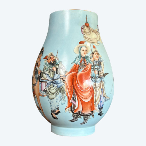 GRANDE VASO A BALAUSTRO IN PORCELLANA CON DECORAZIONE IN SMALTO POLICROMO, 39 CM