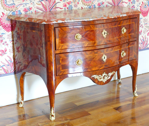 Hubert Hansen : commode d'époque Louis XV en plaquage de satiné - estampillée