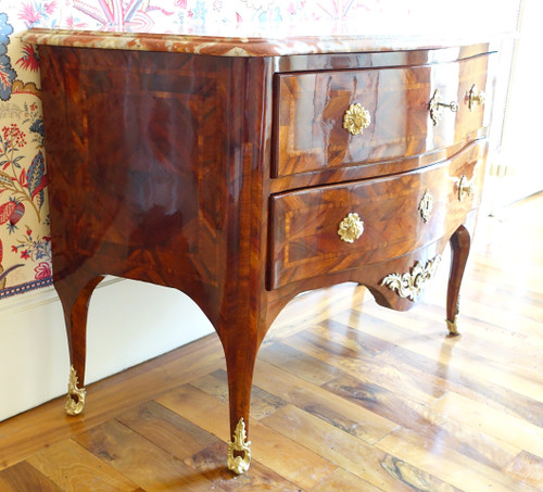 Hubert Hansen : commode d'époque Louis XV en plaquage de satiné - estampillée