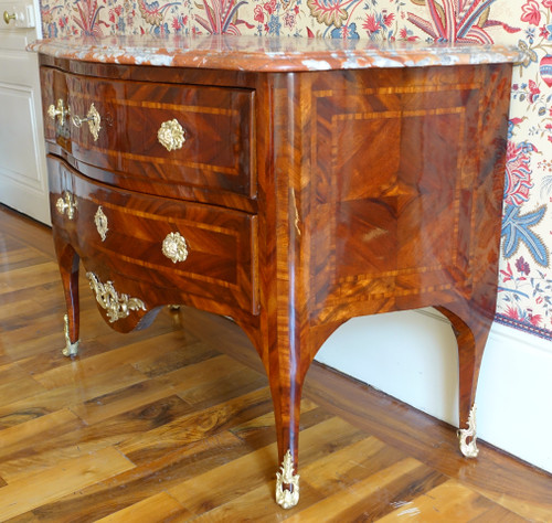 Hubert Hansen : commode d'époque Louis XV en plaquage de satiné - estampillée