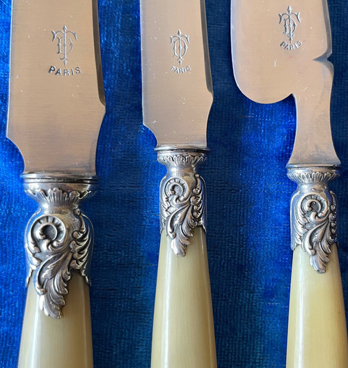 Knives with horn handles.