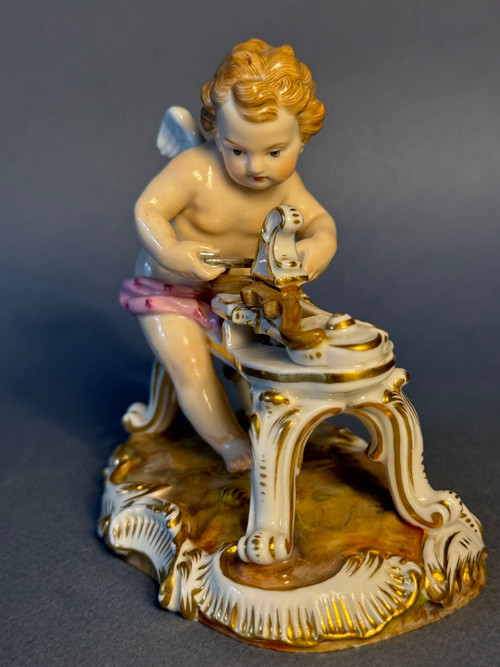 Cupido in porcellana di Meissen 'L'Amour sculptant son arc' N° C 61