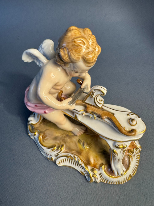 Cupido in porcellana di Meissen 'L'Amour sculptant son arc' N° C 61