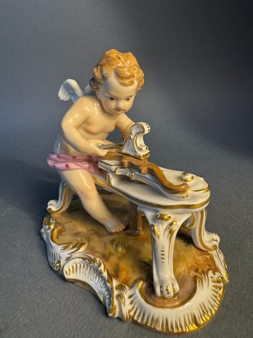 Cupido in porcellana di Meissen 'L'Amour sculptant son arc' N° C 61