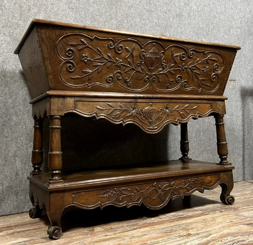 Louis XV style Provencal kneading trough Arlésienne region in walnut circa 1880-1900