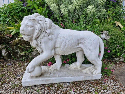 Pair of stone lions, garden decoration