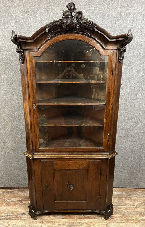 Biedermeier period corner bookcase in mahogany circa 1820