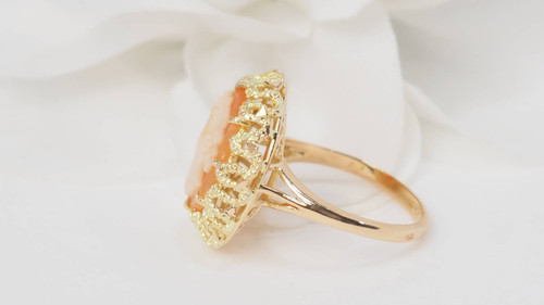 Vintage ring in yellow gold and cameo