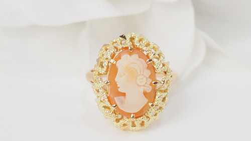 Vintage ring in yellow gold and cameo