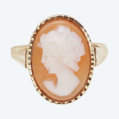 Oval ring in yellow gold and cameo