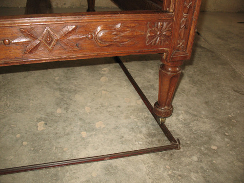 Late 18th century carved oak alcove bed complete with rails and casters