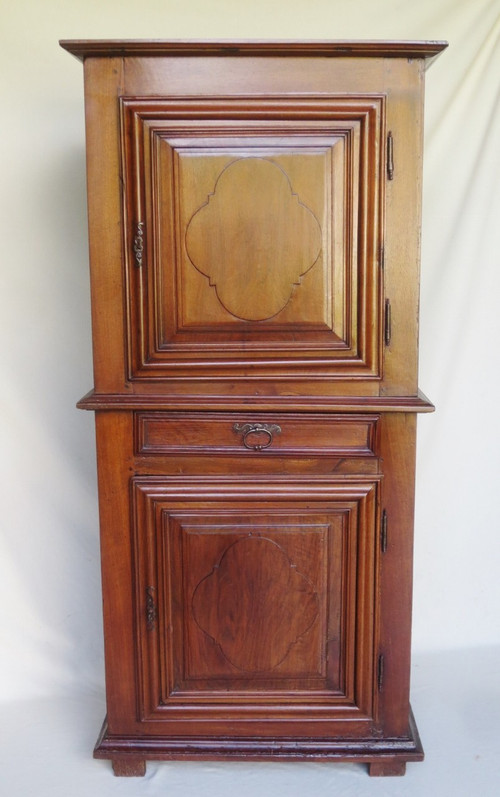 Standing man or Louis XIII cabinet.