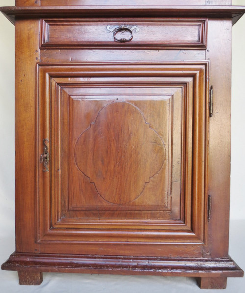 Standing man or Louis XIII cabinet.