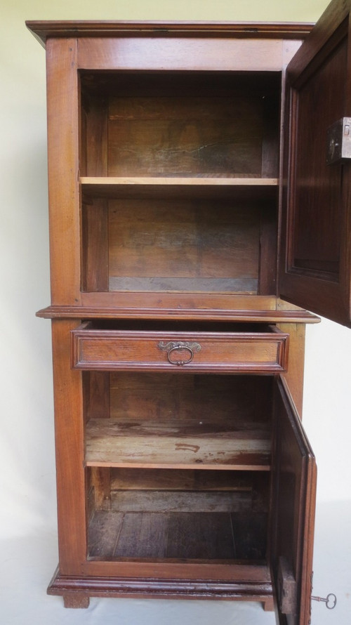 Standing man or Louis XIII cabinet.