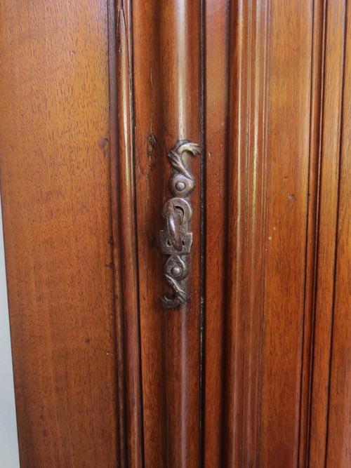 Standing man or Louis XIII cabinet.