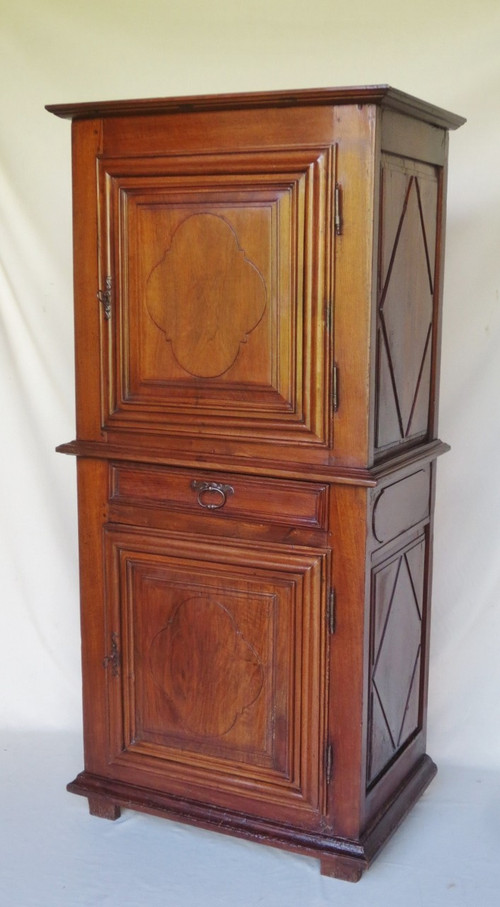 Standing man or Louis XIII cabinet.