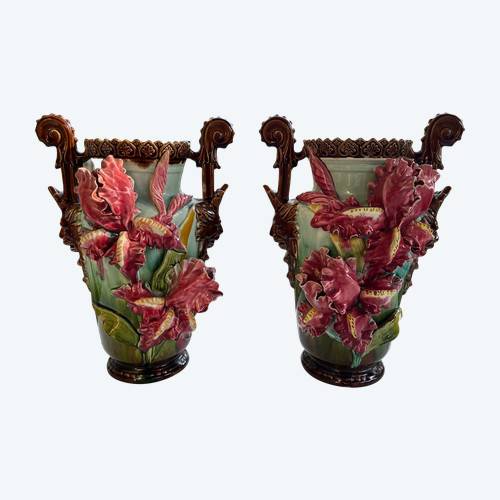 Paire de vases en barbotine aux iris fin XIXème