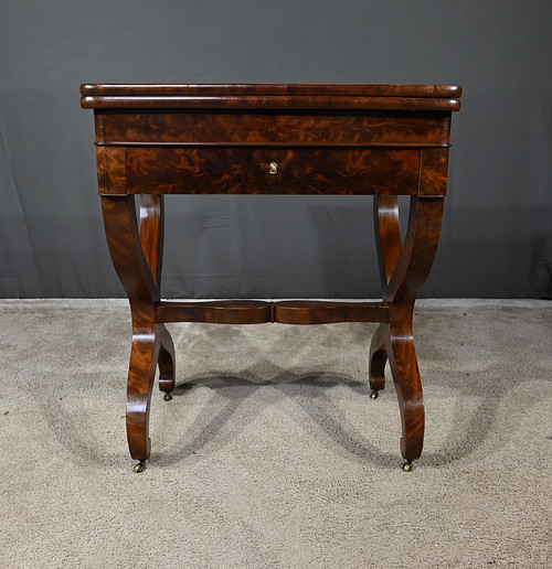 Mahogany burl game table, Restoration period - Early 19th century