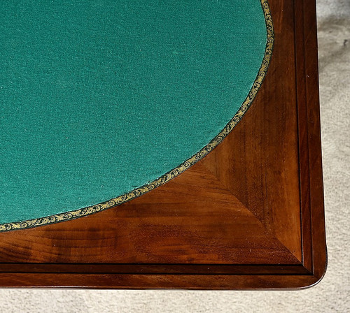 Mahogany burl game table, Restoration period - Early 19th century