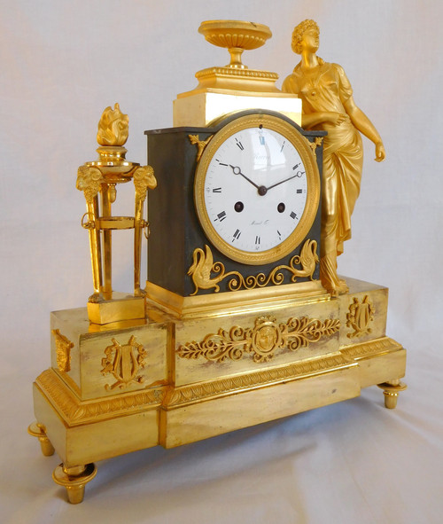 Ravrio: Empire period clock in patinated bronze with mercury gilding - signed