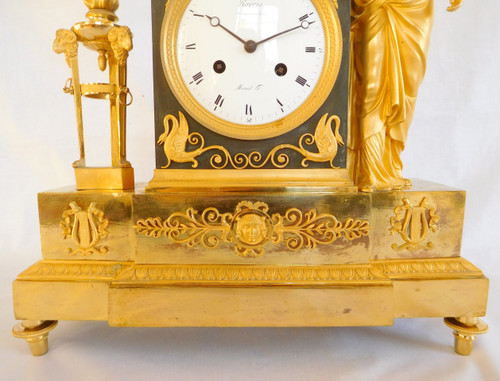 Ravrio: Empire period clock in patinated bronze with mercury gilding - signed