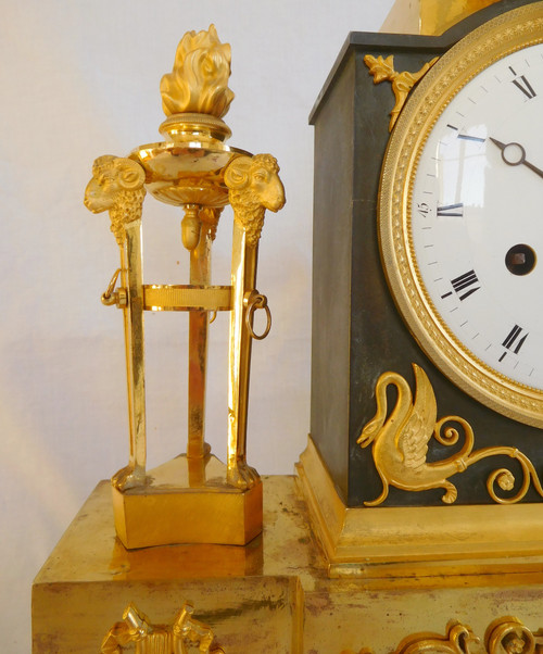 Ravrio: Empire period clock in patinated bronze with mercury gilding - signed