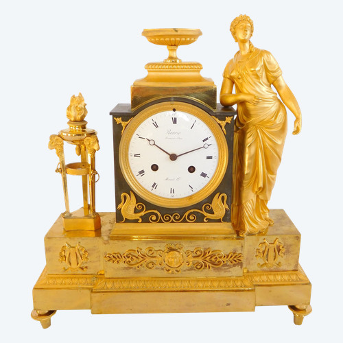 Ravrio: Empire period clock in patinated bronze with mercury gilding - signed