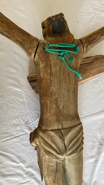 Christ de la crucifixion figure sculptée en bois avec traces de polychromie