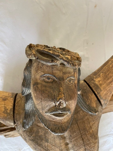 Christ de la crucifixion figure sculptée en bois avec traces de polychromie