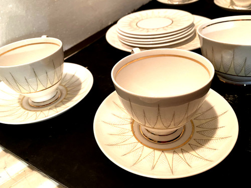 English porcelain set of 6 cups and their saucers, early 20th century, finely decorated