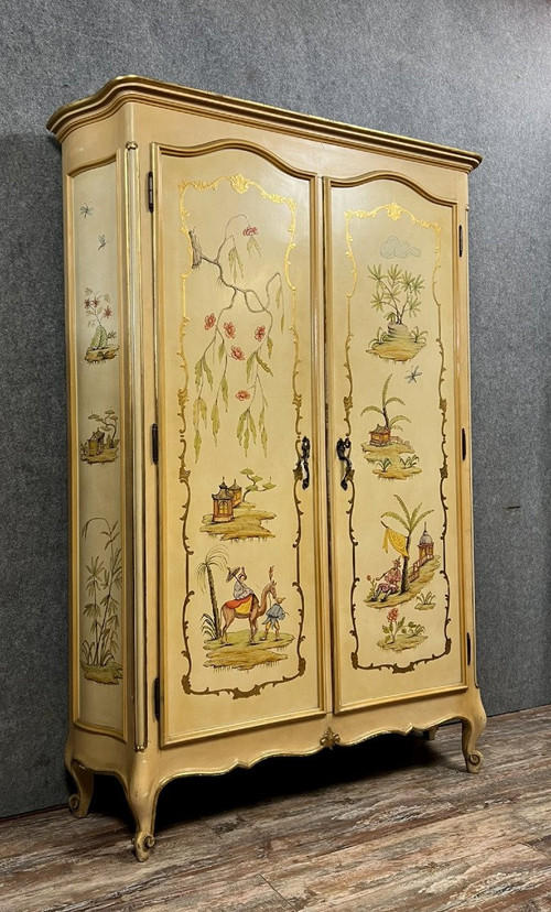 Louis XV-style curved Venetian cabinet with Chinese decor circa 1900