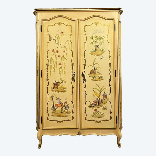 Louis XV-style curved Venetian cabinet with Chinese decor circa 1900