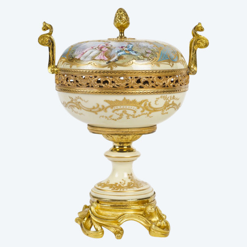 A Sèvres Porcelain Bonbonnière 1844