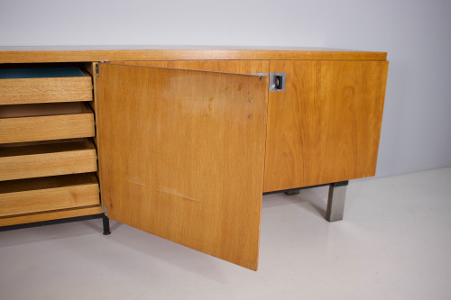 Französisches modernistisches Sideboard.