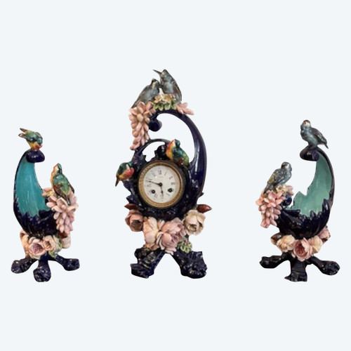 Triptych composed of a clock and two vases