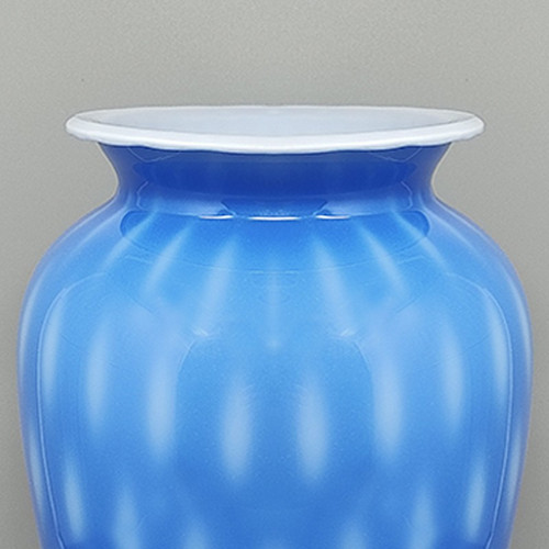 Étonnant vase bleu des années 1970 en verre de Murano par Dogi. Fabriqué en Italie