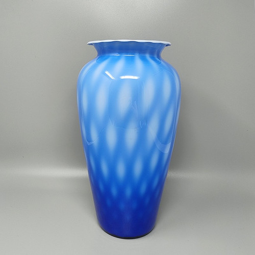 Étonnant vase bleu des années 1970 en verre de Murano par Dogi. Fabriqué en Italie