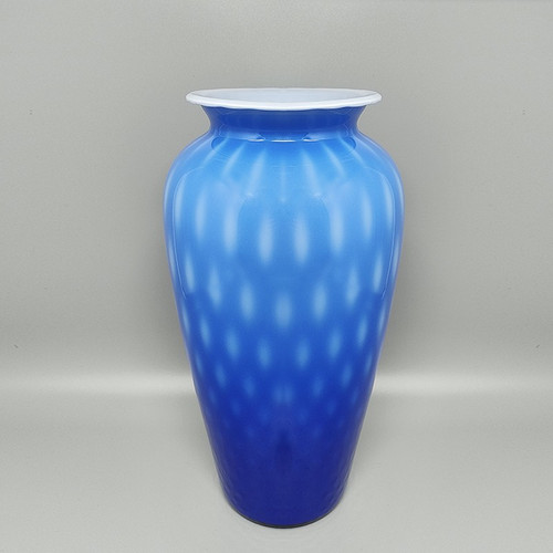 Étonnant vase bleu des années 1970 en verre de Murano par Dogi. Fabriqué en Italie