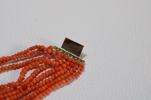 Choker Necklace And Its Bracelet In Coral And Yellow Gold