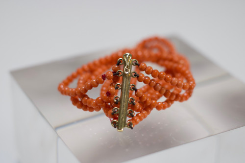 Choker Necklace And Its Bracelet In Coral And Yellow Gold