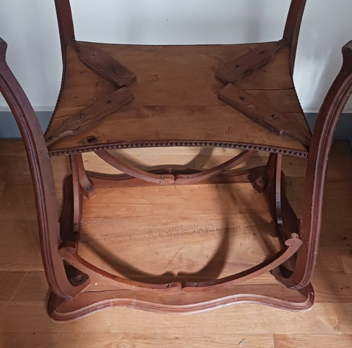 Travail Art Nouveau - table sellette en noyer à entretoise - vers 1900