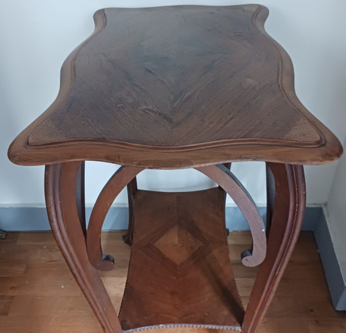 Travail Art Nouveau - table sellette en noyer à entretoise - vers 1900