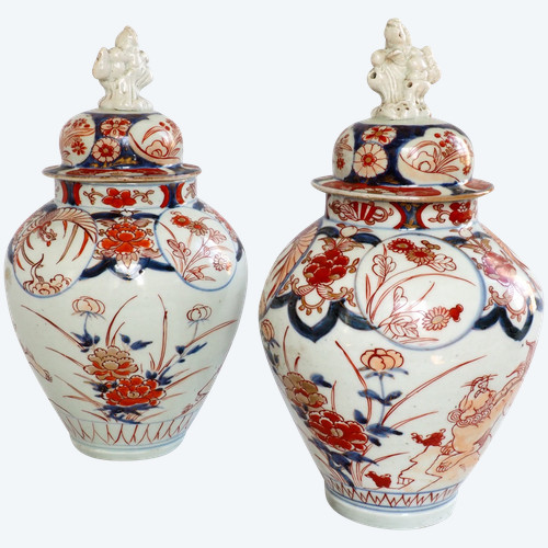 Coppia di vasi in porcellana Imari della fine del XIX secolo in blu, rosso e oro - 32 cm