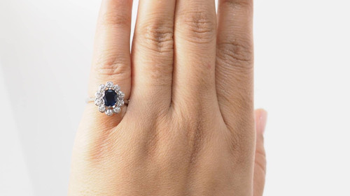 Daisy ring in white gold, sapphire and diamonds 